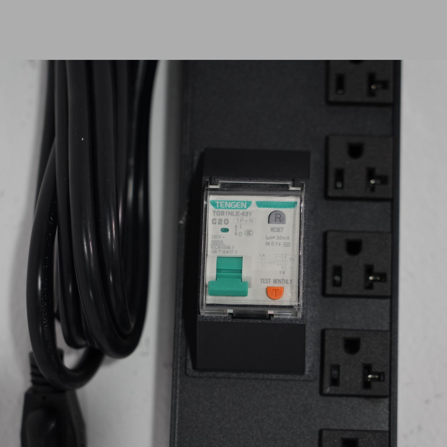 Deeptime High Quality Power Strip US Cabinet Socket Outlet Power Distribution with Switch & Overload Protection 220V